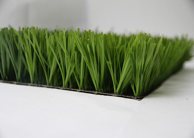 หญ้าเทียมฟุตบอลขนาด 50 มม. สนามหญ้าเทียมในร่มเป็นมิตรกับสิ่งแวดล้อม 0