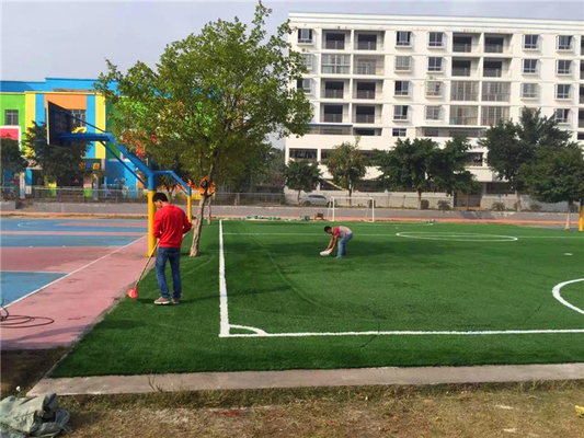 จีน หญ้าสังเคราะห์กลางแจ้งสำหรับสนามเด็กเล่น หญ้าสนามเด็กเล่นประดิษฐ์ PE วัสดุ ผู้ผลิต