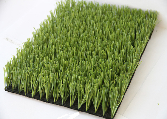 จีน กองหญ้าเทียมหญ้าสีเขียวสูง 60 มม. PE PP วัสดุ FIFA พิสูจน์แล้ว ผู้ผลิต