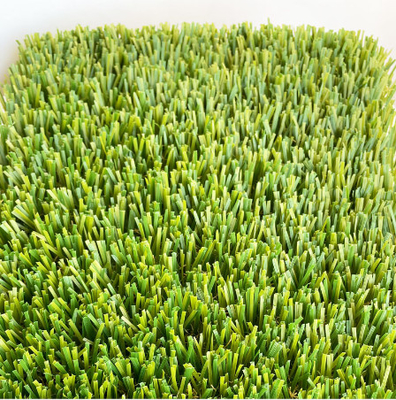 จีน หญ้าเทียมสีเขียวอ่อน Fescue สวนสีเหลืองพร้อมเคลือบยาง SBR ผู้ผลิต