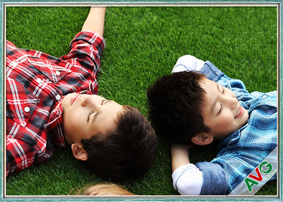 จีน 30 มม. ทนทานเย็นพื้นผิวสังเคราะห์พรมหญ้าเทียมสำหรับสนามเด็กเล่น ผู้ผลิต