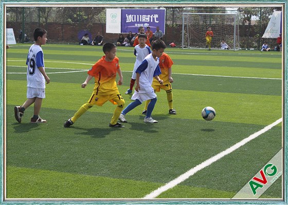 จีน Anti UV Soccer หญ้าเทียมสนามหญ้าฟุตบอลในร่มทนต่อการขัดถูได้ดี ผู้ผลิต