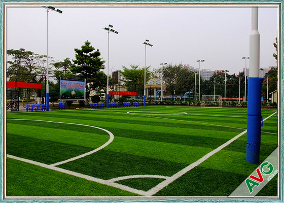 จีน ความกว้างม้วน 5 ม. ฟุตบอลหญ้าเทียมสนามหญ้าเทียมแบบเรียบ / อ่อนโยน ผู้ผลิต