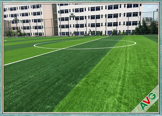 จีน สนามฟุตบอลรูปทรงมะกอกฟุตบอลหญ้าเทียมป้องกันรังสี UV 2/4 / 5m ความกว้างม้วน ผู้ผลิต