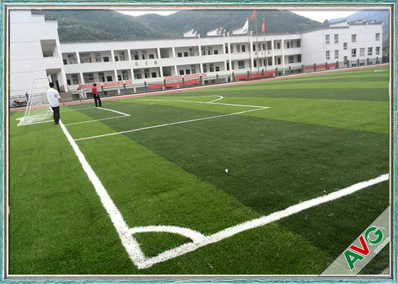 จีน FIFA Standard สนามฟุตบอลอเนกประสงค์อเนกประสงค์สนามหญ้าเทียม 12000 Dtex Water-Saving ผู้ผลิต