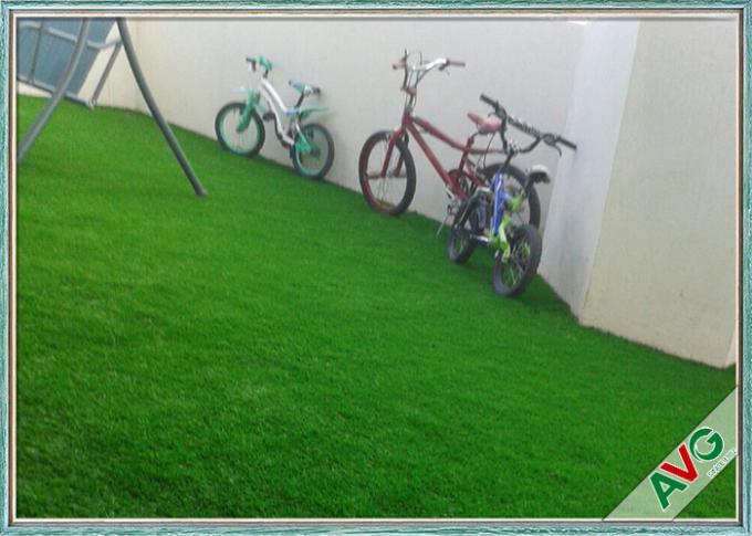 สนามเด็กเล่นอนุบาลปกป้องผิวที่สมบูรณ์แบบสนามหญ้าสังเคราะห์สีหญ้า 0