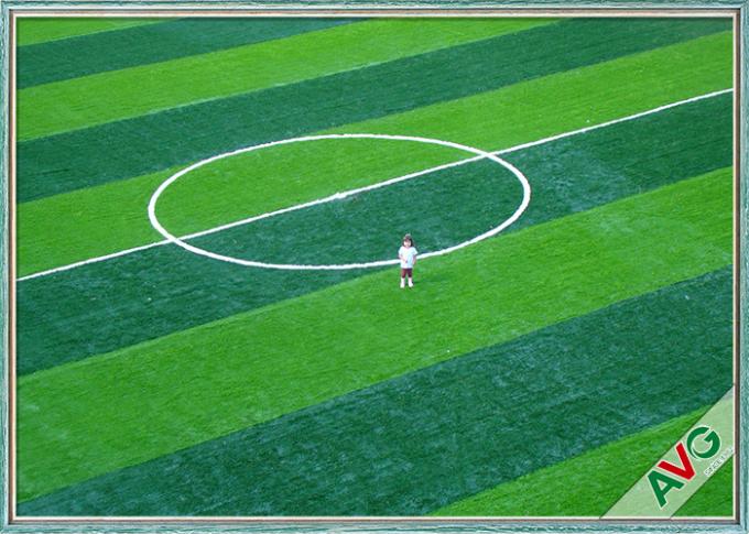 สนามหญ้าเทียมฟุตบอลกลางแจ้งพร้อมวัสดุ PE สำรองที่ทนทานหญ้าเทียมสำหรับฟุตซอล 0