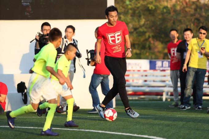 ข่าว บริษัท ล่าสุดเกี่ยวกับ เกมฟุตบอลการกุศล Feng Xiaoting ที่จัดขึ้นเมื่อวานนี้ อุทิศความรักสู่อนาคตของฟุตบอลจีน  1