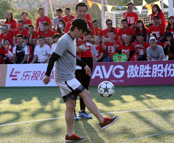 ข่าว บริษัท ล่าสุดเกี่ยวกับ เกมฟุตบอลการกุศล Feng Xiaoting ที่จัดขึ้นเมื่อวานนี้ อุทิศความรักสู่อนาคตของฟุตบอลจีน  2