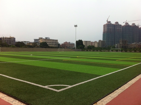 จีน สนามหญ้าเทียมสนามฟุตบอลสีเขียว หญ้าเทียมสนามเด็กเล่นสำหรับภายนอก ผู้ผลิต