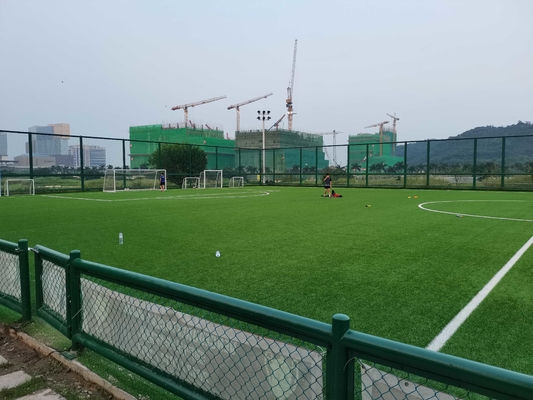 จีน ฟุตบอลหญ้าเทียมและพื้นกีฬาสำหรับสนามฟุตบอลราคาขายส่ง ผู้ผลิต