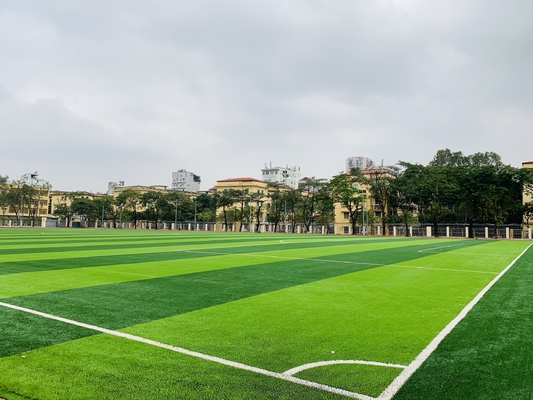 จีน หญ้าเทียมสนามหญ้าเทียมอาชีพ 45 มม. Cesped สนามหญ้าเทียมฟุตบอลสำหรับพื้นกีฬา ผู้ผลิต