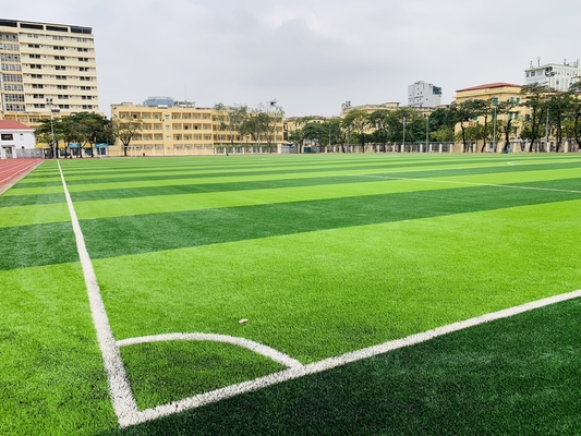 จีน พื้นสนามกีฬาหญ้าเทียมสำหรับสนามฟุตบอล 50mm ผู้ผลิต