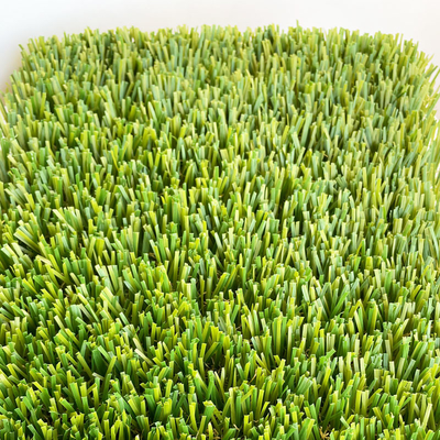 จีน C รูปร่าง Curly PP สวน หญ้าเทียมสำหรับพื้นที่พักผ่อน 50 มม. ความสูงของเสาเข็ม ผู้ผลิต