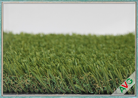จีน หญ้าเทียมกลางแจ้งที่โดดเด่น 13200 Dtex พื้นผิวที่มีสีเขียว ผู้ผลิต