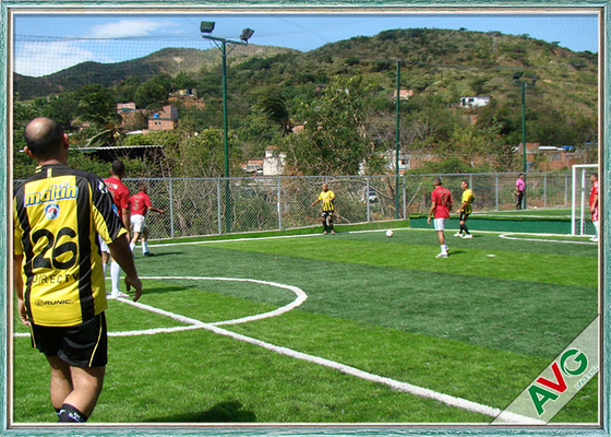 จีน ความหนาแน่นสูง Futsal Turf Soccer หญ้าเทียมความต้านทานรังสียูวี PE 40mm ความสูง Anti - Slip ผู้ผลิต