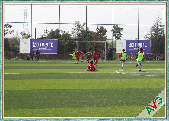 จีน 14500 Dtex Football หญ้าเทียมสนามหญ้าเต็มพื้นผิวอ่อนนุ่มสำหรับเด็กเล่น ผู้ผลิต